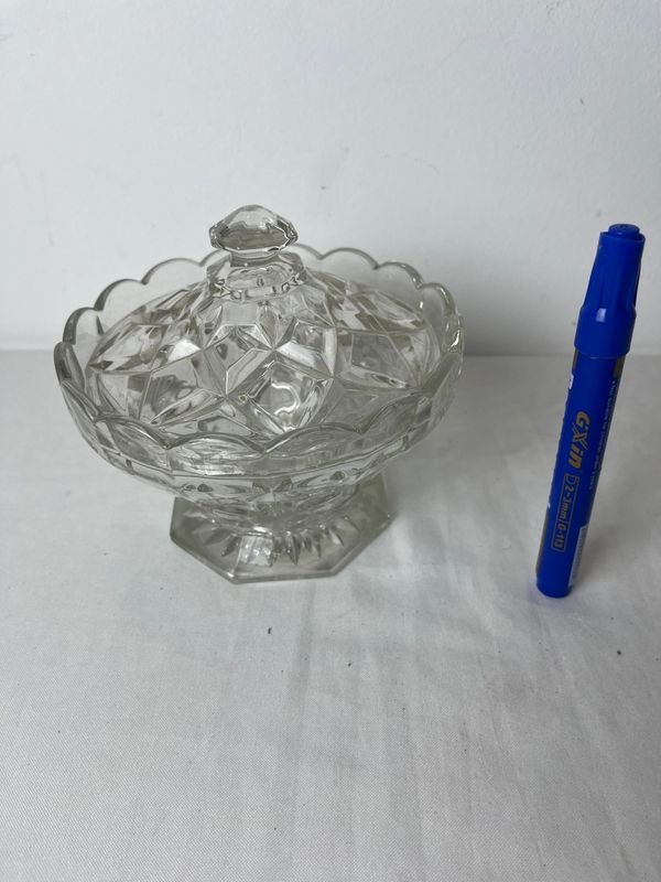 Lote siguiente: Caramelera de vidrio transparente con tapa y bolígrafo azul
