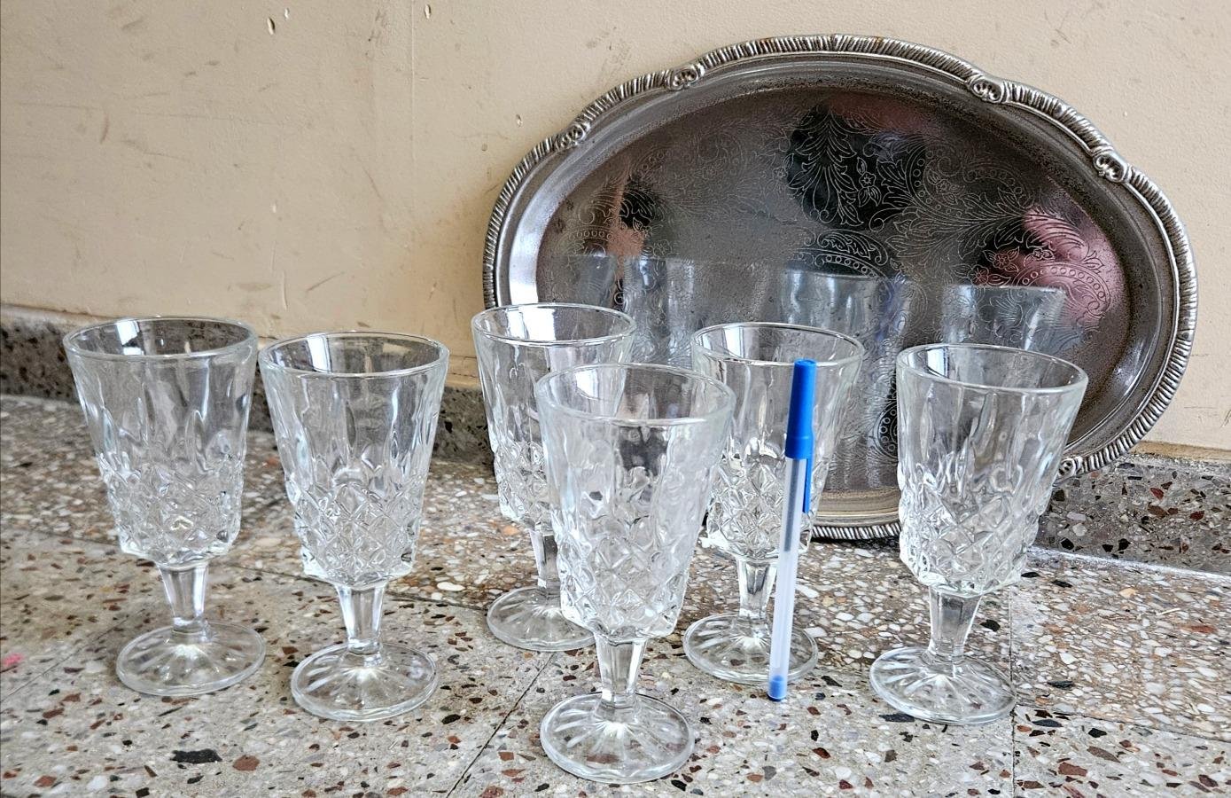 Juego de 6 Copas de Cristal Tallado con Bandeja Plateada