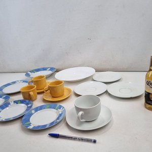 Lote de Vajilla Surtida: Platos de Postre Florales, Tazas de Café Amarillas y Set de Desayuno Blanco - imagen 2