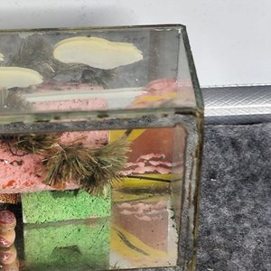 Escena Japonesa en Vidrio con Figuras Kokeshi y Casa - imagen 2