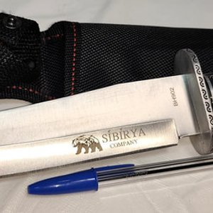 Cuchillo de Acero Sibirya Company con Hoja Grabada y Empuñadura con Relieves, Nuevo con Funda - imagen 2