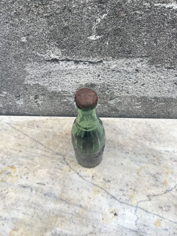Botella de vidrio con líquido - imagen 5