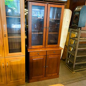 Lote siguiente: Mueble de madera con puertas de vidrio y cajones