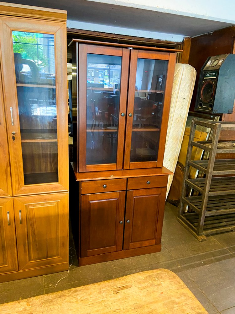 Mueble de madera con puertas de vidrio y cajones