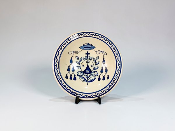Plato Hondo de Cerámica Blanco con Escudo y Sombrero, Firmado S. Mora - imagen 1