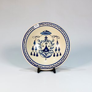 Lote siguiente: Plato Hondo de Cerámica Blanco con Escudo y Sombrero, Firmado S. Mora