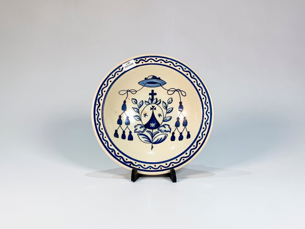 Plato Hondo de Cerámica Blanco con Escudo y Sombrero, Firmado S. Mora