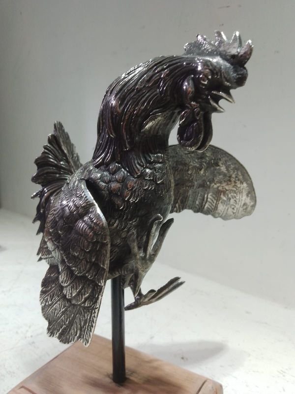 Antiguos Libros de Pisa con Gallos de Riña en Metal Plateado - imagen 5