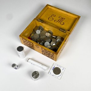 Lote siguiente: Cofre Joyero con Colección de Monedas Varias