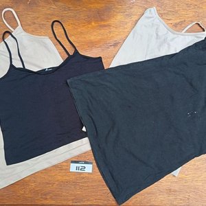 Lote de Ropa Femenina: Chaqueta, Musculosas, Canguro, Short y Más - imagen 9