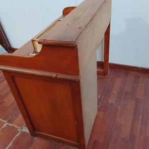 Escritorio de Madera Lustrada con Estante y Seis Cajones - imagen 3
