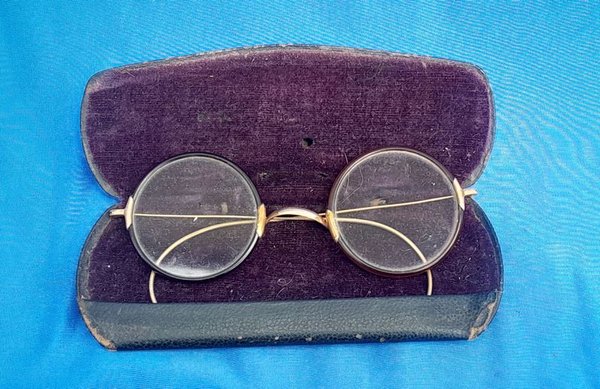 Antiguos Lentes Redondos Enchapados en Oro con Estuche Original "Casa Alonso"