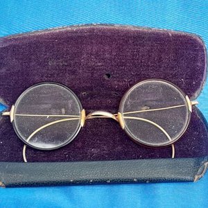 Antiguos Lentes Redondos Enchapados en Oro con Estuche Original "Casa Alonso" - imagen 1