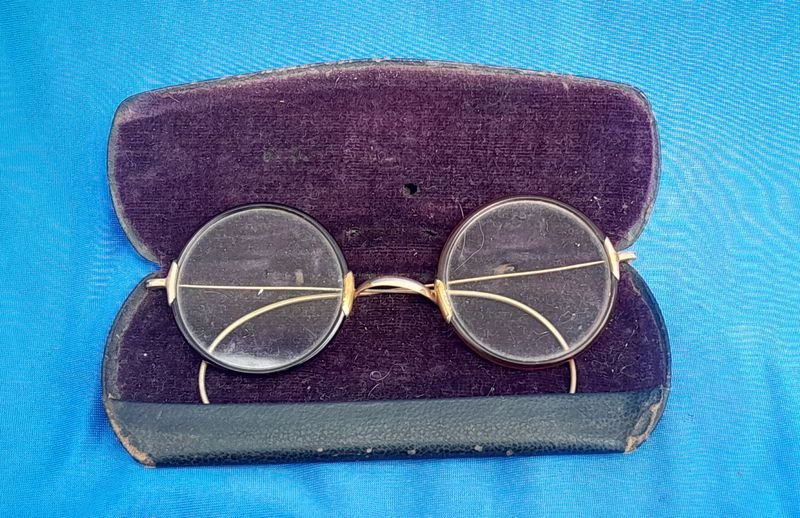 Antiguos Lentes Redondos Enchapados en Oro con Estuche Original "Casa Alonso"