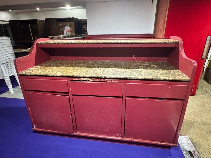 Mostrador de Servicio para Restaurante con Doble Tapa de Mármol y Estructura de Madera