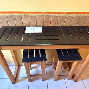 Lote siguiente: Mesa de arrime alta con dos banquetas en madera