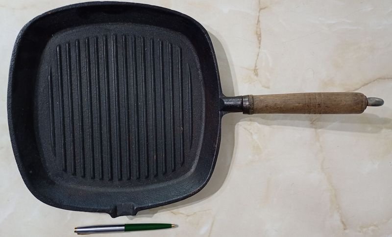 Plancha de hierro forjado acanalado con mango de madera