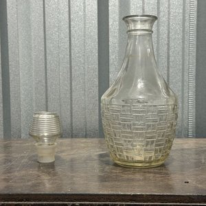 Decantador de Vidrio con Relieve y Tapa para Licores - imagen 2