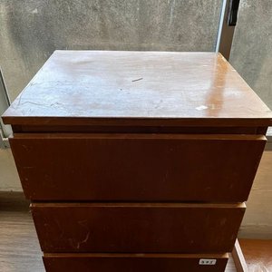 Lote anterior: Mesa de Luz de Madera con 3 Cajones