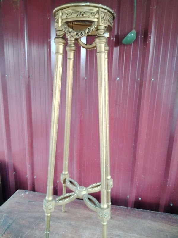 Pedestal de metal dorado con diseño decorativo - imagen 1