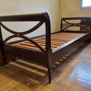 Elegante Cama de 1 Plaza Estilo Clásico en Madera Lustrada Oscura - imagen 3