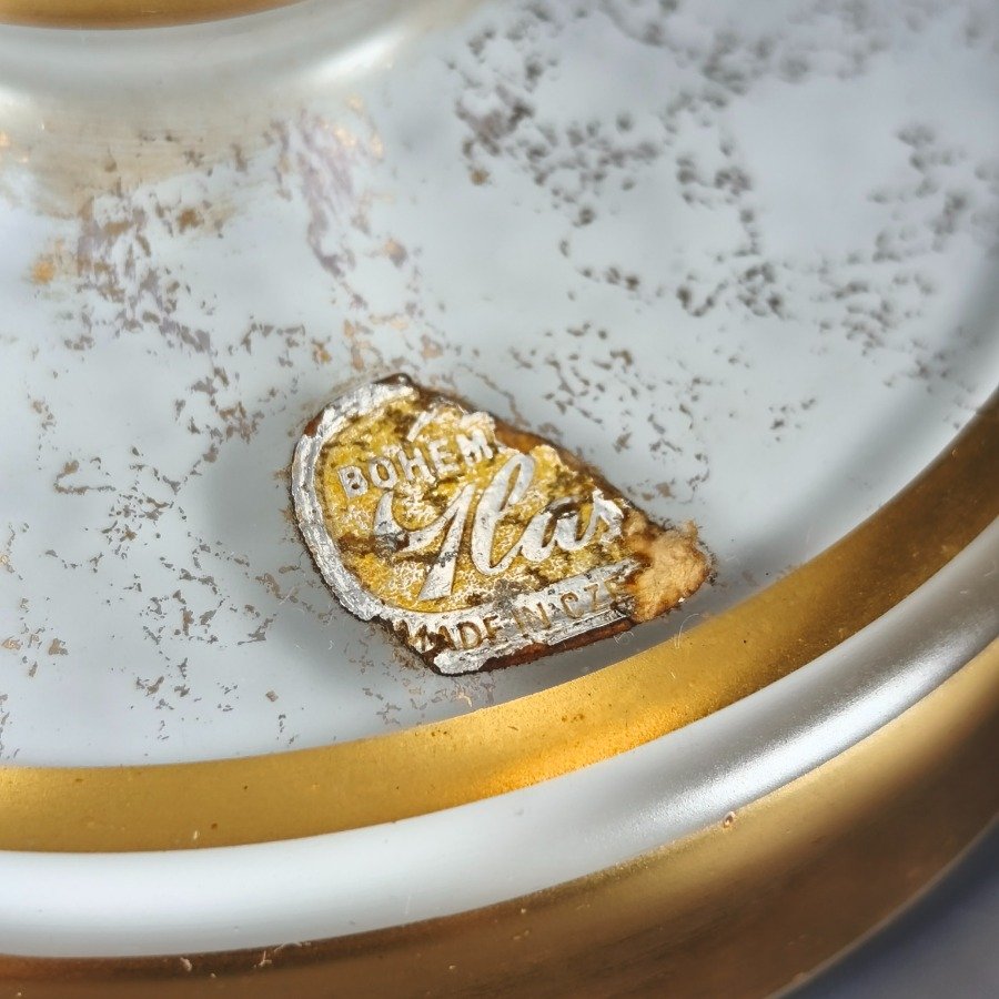 Bombonera de cristal de Bohemia opalinada decorada con diseños dorados en relieves - imagen 11