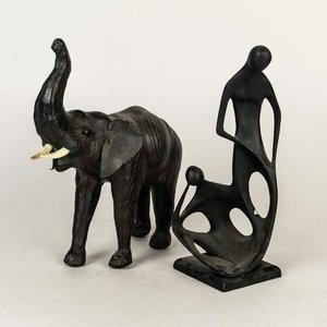 Lote siguiente: Grupo de Esculturas: Elefante de Madera y Figura Abstracta