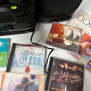 Equipo de Audio Kenwood con Parlantes y Mando a Distancia, Incluye CDs y Cassettes Varios - imagen 7