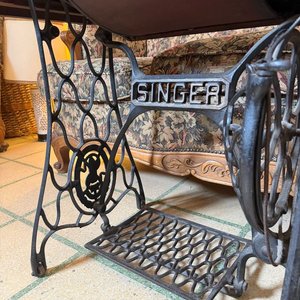 Máquina de Coser Singer Antigua con Mueble de Madera y Hierro Forjado - imagen 7