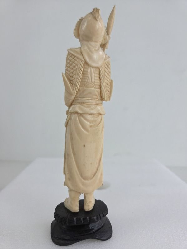 Escultura oriental en marfil sobre base de madera - imagen 2