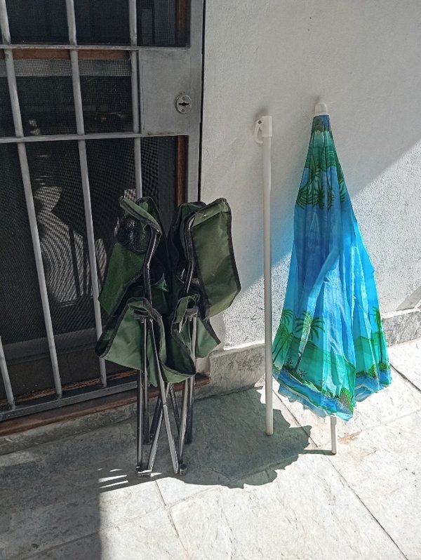 Sombrilla y silla plegable en buen estado - imagen 4