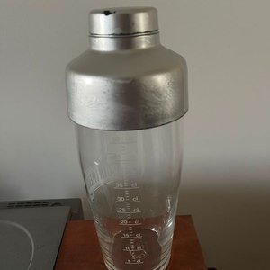 Lote siguiente: Coctelera de Vidrio con Tapa Metálica