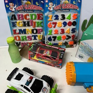 Lote de Juguetes Varios: Auto Policía, Auto de Carreras, Burbujero, Mochila y Más - imagen 9