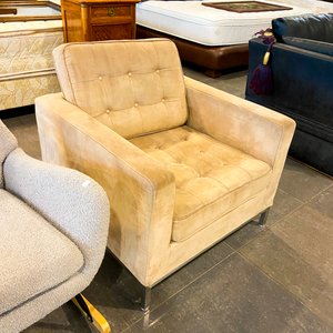Lote siguiente: Sillón Individual Beige Tapizado Botones