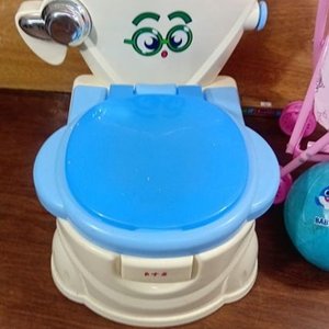 Juego de Baño Infantil: Inodoro, Cochecito y Pelota Baby Shark - imagen 7