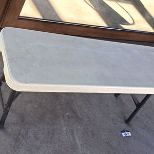 Banco Plegable Tipo Valija - Estructura de Alta Resistencia Banco corrido multiuso plegable a la mitad. Cuenta con una superficie de polietileno de alta densidad (HDPE) resistente a la intemperie y protección UV, ideal tanto para interiores como para exteriores. Medidas aproximadas: 183 cm de largo × 29,50 cm de ancho × 43,50 cm de alto - imagen 7
