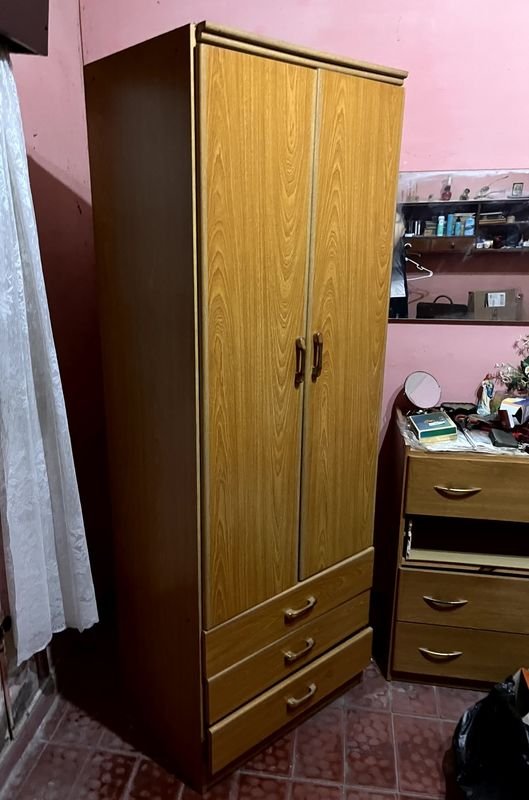 Ropero Madera Enchapada con Dos Puertas Batientes Tres Cajones Inferiores - imagen 1