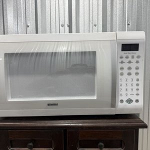 Microondas Kenmore Blanco con Pantalla Digital y Función "Quick Touch Sensor" - imagen 3