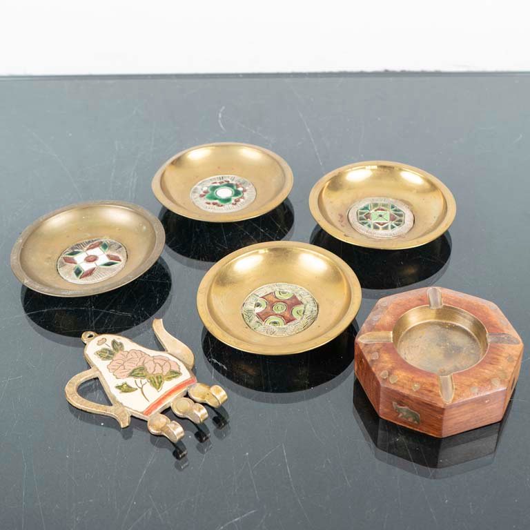 Lote siguiente: Platos y accesorios de bronce y cerámica