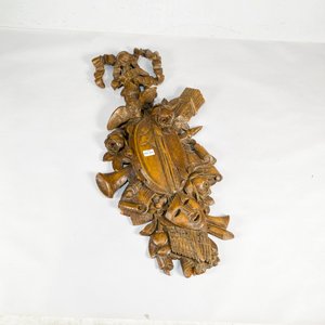 Lote siguiente: Adorno de Pared en Madera Tallada: Motivo Tragicomedia con Instrumentos y Flores
