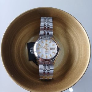 Lote siguiente: Reloj Orient Automático Acero Inoxidable Esfera Plateada con Detalles Verdes