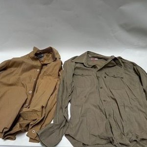 Lote siguiente: Lote de Dos Camisas de Hombre: Levi's y Mufti Jeans