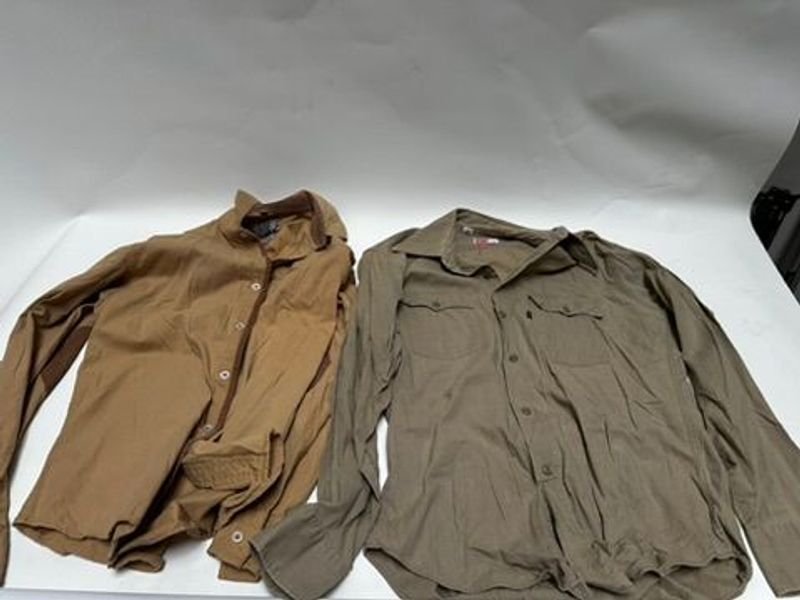 Lote de Dos Camisas de Hombre: Levi's y Mufti Jeans
