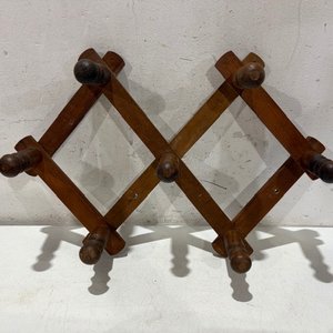 Lote siguiente: Perchero Plegable de Madera Rústico