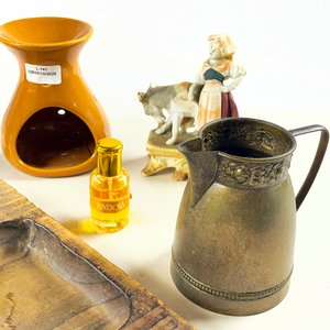 Lote de 6 piezas: copetinero de madera, colador de té, salero, figura de porcelana y más - imagen 3