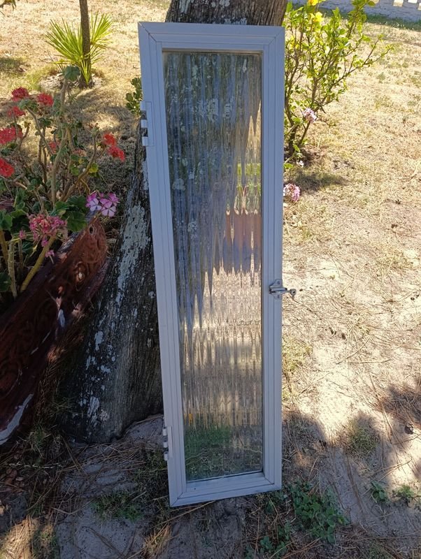 Lote siguiente: Ventana de Aluminio en Buena Condición