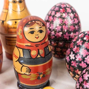 Conjunto de 3 Mamushkas Rusas y 2 Huevos Decorativos - imagen 2