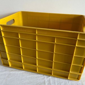 Cajón Lechero Plástico Amarillo Industria Uruguaya 48x33cm - imagen 2
