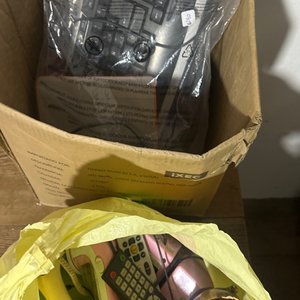 Lote siguiente: Caja con Teclado y Varios Controles Remotos