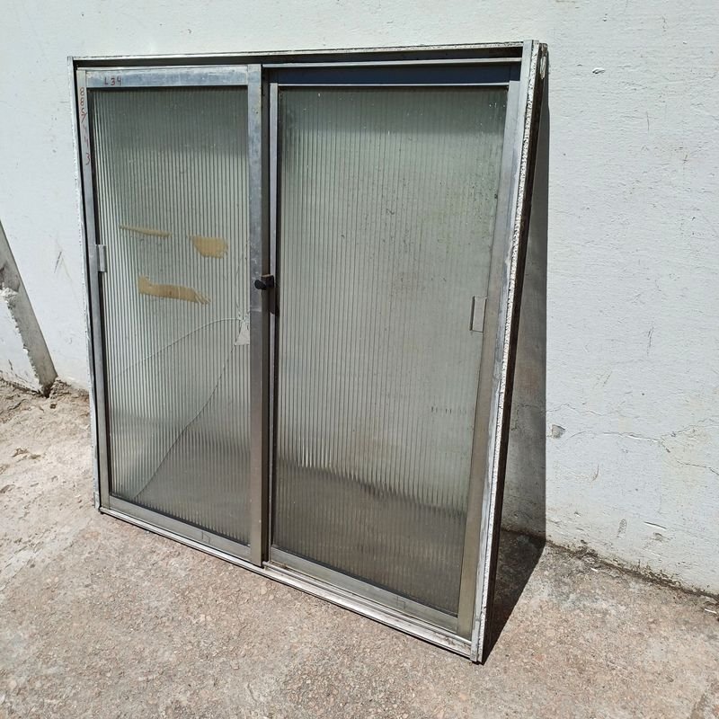 Ventana de aluminio con dos hojas corredizas en mal estado - imagen 2